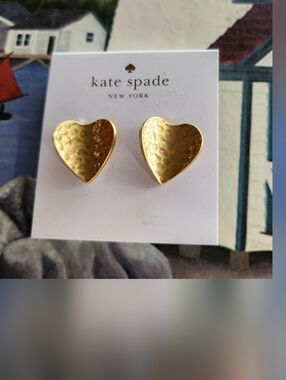 KATE SPADE GOLD HAMMERED HEART STATEMENT EARRINGS